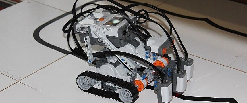 Ein Roboter mit Raupenantrieb folgt einer Linie