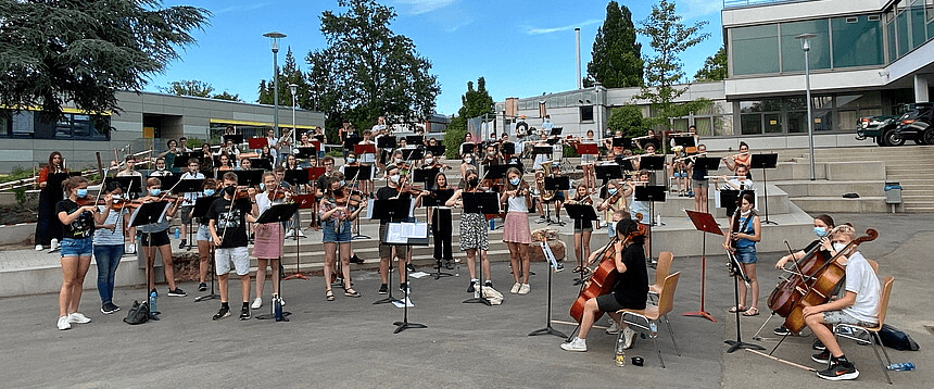 Das Streichorchester spielt auf dem Schulhof des FSG