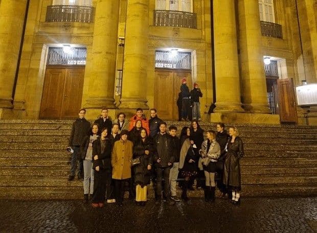 Vor der Oper Stuttgart