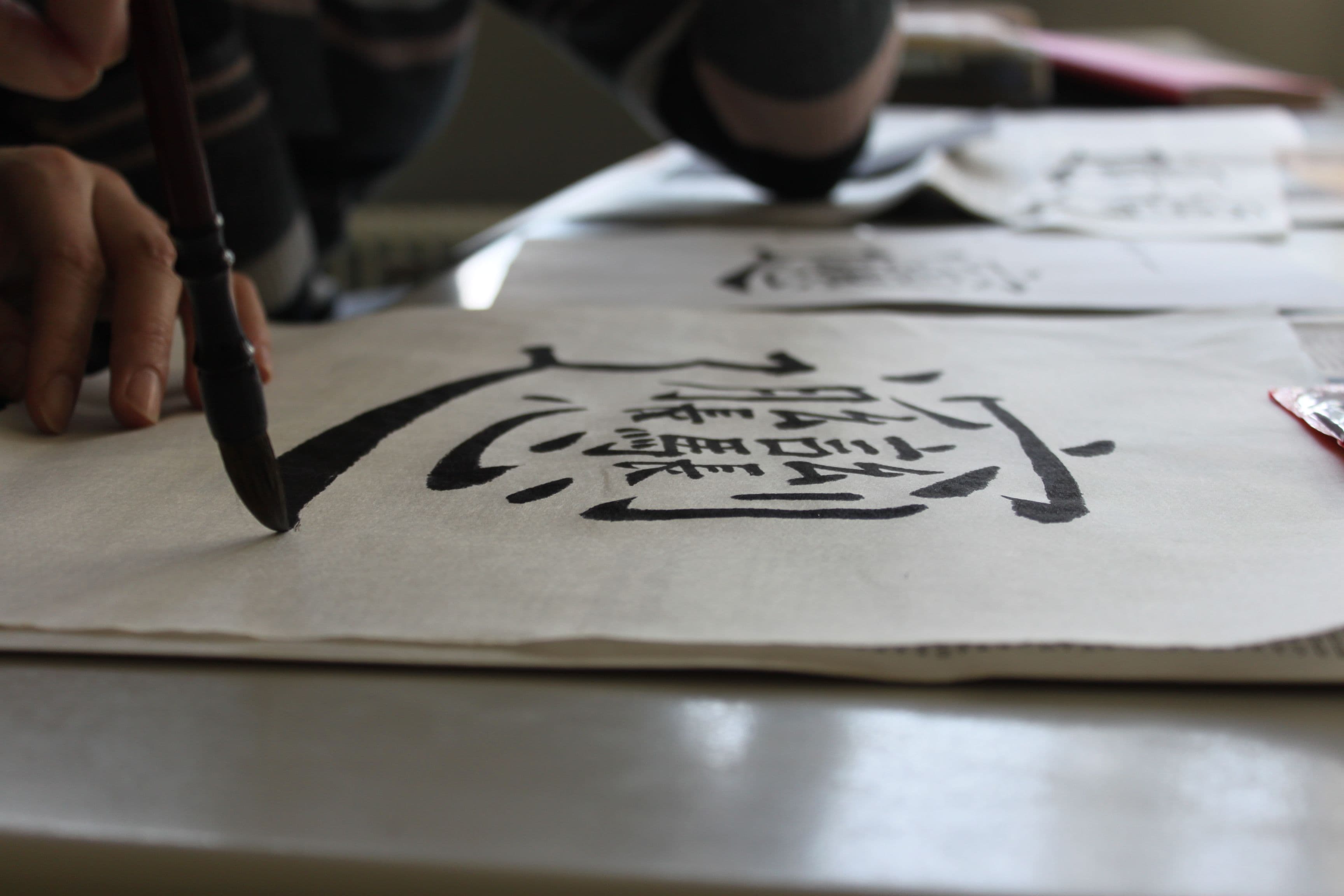 Chinesische Kalligraphie, schwarze Tusche auf weißem Papier