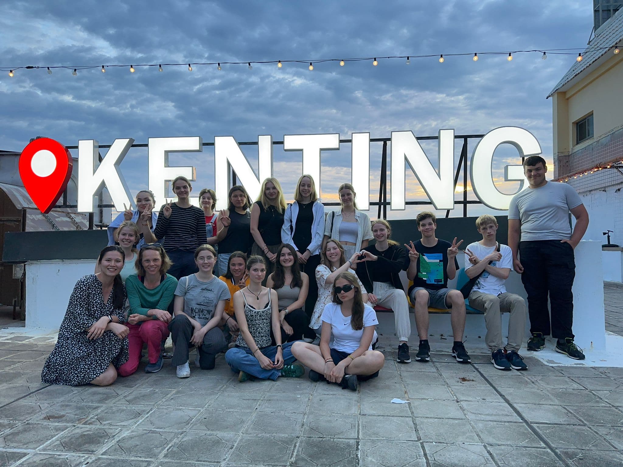 Gruppe von Schülern auf einer Terrasse in Kenting.