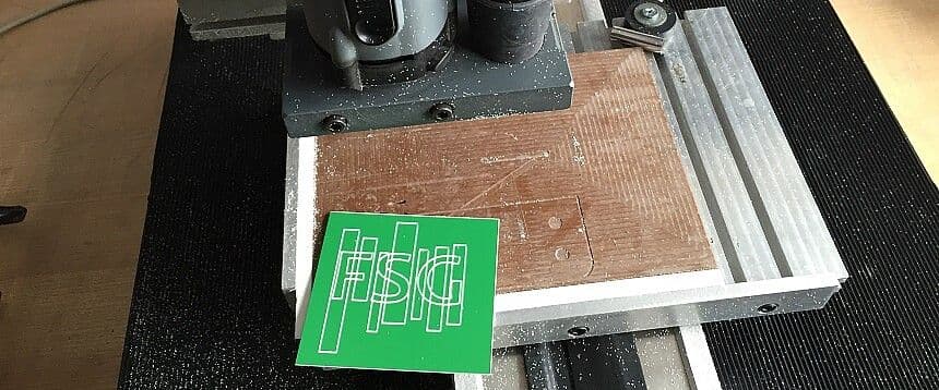 Oberflächenfräse mit einem Schild des FSG Logos